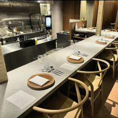 料理が出来上がっていく様子が楽しめるカウンター席。※お一人様500円(税込)の席料を頂戴しております。