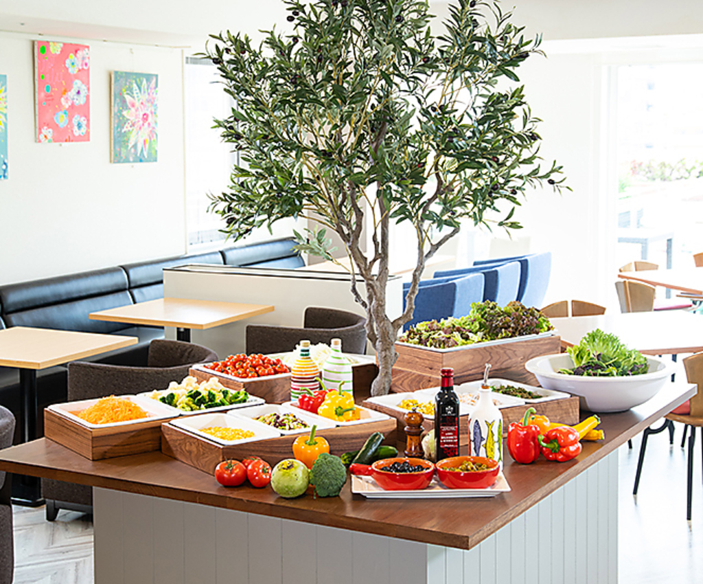 新鮮な旬の野菜たっぷりのサラダバイキング♪見て楽しく、食べて美味しい！彩り野菜が選べて満足度◎