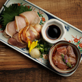 料理メニュー写真 鶏刺し盛り合わせ