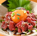 料理メニュー写真 濃厚卵で味わう桜ユッケ