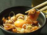 【鶏の甘辛煮】310円／ブランド鶏のあべどりを使用。白いご飯が最高に食べたくなる一品。