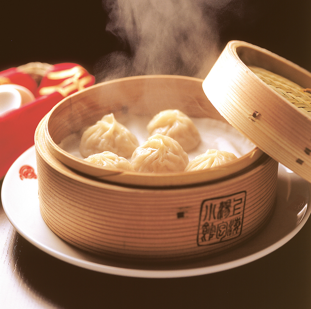 蓋を開けた瞬間に広がる至福の一時。毎日店内で皮から手作りしています。