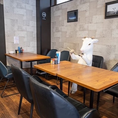 広々としたテーブル席は、ご家族やご友人、団体様でのご利用に最適です。周りを気にせず仲間とワイワイ盛り上がれるカジュアルな空間を提供。ぜひ宮古島の夜をお楽しみくださいませ！