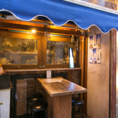 【期間限定テラス席☆】4～11月の期間は店先にテラス席が♪サク飲みにも最適です☆テラス席のみペットとのお食事も可能です。大切なワンちゃん達と一緒にオールブルーでお食事はいかがですか？〈恵比寿 中目黒 居酒屋 横丁 ダイニングバー 魚介 シーフード チーズ ワイン 女子会 飲み放題 宴会 サク飲み 誕生日 歓送迎会〉