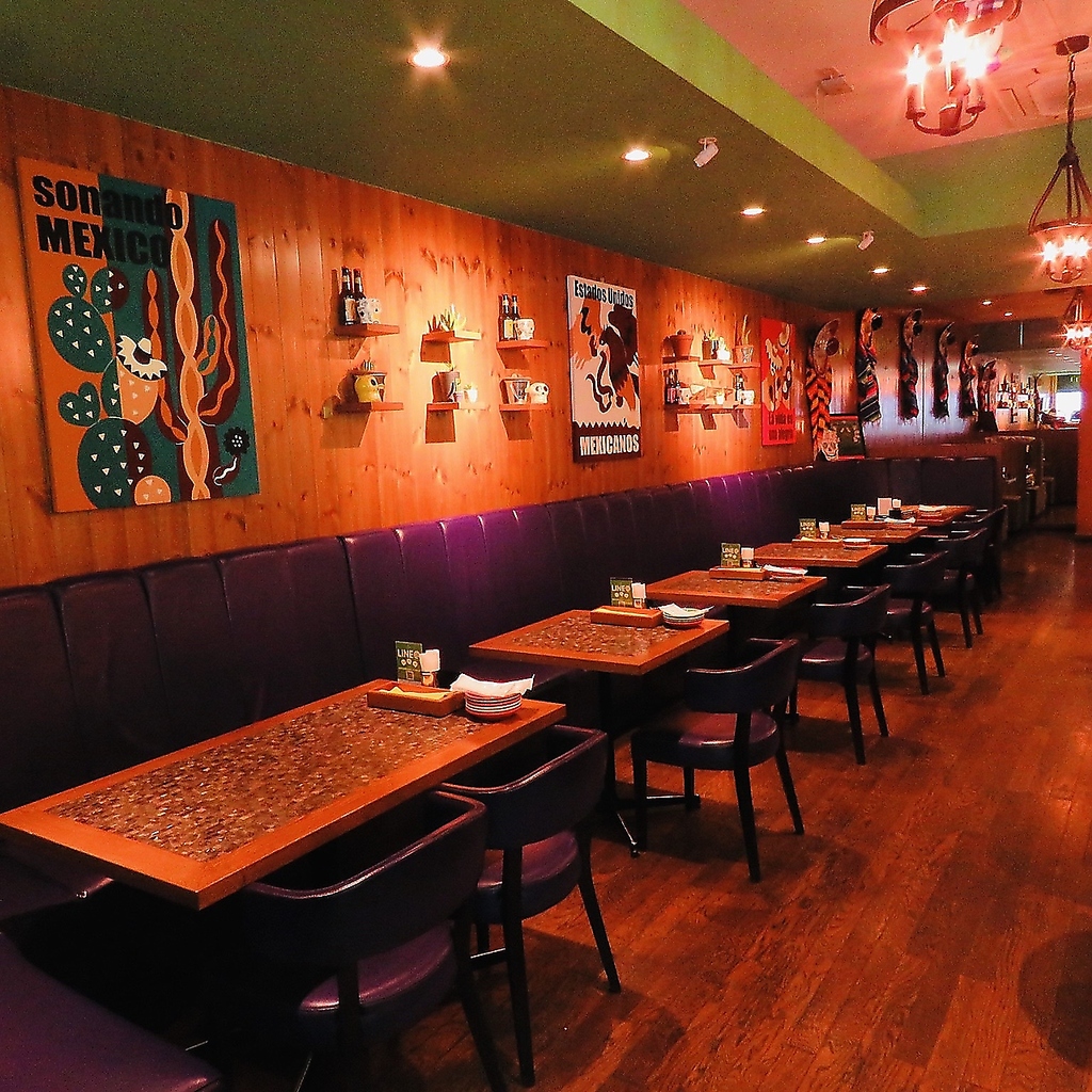 いつもお客様で賑わってるメキシコ・スペインをイメージした店内☆人数に合わせてテーブル配置可能◎