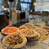 目の前で焼き上げる香ばしいピザを、ランチタイムは食べ放題で。焼きたての美味しさを心ゆくまでご堪能ください。