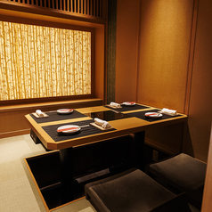 大人数でも移動しやすいように店内入り口付近かつ席も大き目な設計とさせていただきました。趣のある柱は、重厚感たっぷりで、雰囲気も混ざって、どこか和の空間を肌で感じることができる情緒溢れる空間です。大切な会合や接待の静寂さと距離感を適度に保てる御膳立てをする個室となっております。