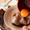 料理メニュー写真&nbsp;名物！和牛のすき焼き 1枚　卵黄添え