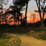 敷地内の公園でお散歩もオススメ♪季節の移り変わりを感じさせる木々を眺めたり、東屋で一息ついたり