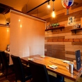 【賑やかで楽しい宴を演出するテーブル席：2名様～6名様】店内に入ってすぐのテーブル席は、4名様用を2卓、6名様用を3卓ご用意。2名様よりご利用いただけます。タイル調の壁や木の温もりを感じるテーブル、オレンジ色の温かな照明など、センスあふれるお洒落な空間です。ロールカーテンでテーブルを仕切ることも可能です。