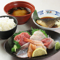 ランチタイムではこだわりの焼き魚定食をはじめ各種定食をお楽しみいただけます！大満足間違いなしのメニューが勢揃いです！海宝丸自慢の刺身定食は、鮮度抜群のネタをたっぷり盛り込んだ贅沢ランチ。ご飯・味噌汁・小鉢付きで、しっかり満足できる内容です。刺身好きの方は必食！
