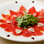 馬肉の赤身をカルパッチョにしました！馬肉を味わいたい方にはおすすめの一品です。