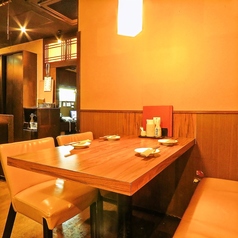 和庭園を思わせるような店内空間がかまどかの自慢のひとつ！掘りごたつ個室、テーブル個室、カウンター席と多種多様なお席をご用意しております。中には人気の高いお席もございますので、ご宴会の予定がお決まりになりましたら、お早めのご予約がおすすめです♪