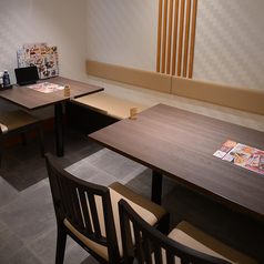 居心地の良い空間。人数に合わせて配席可能です。