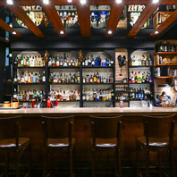 気さくなバーテンダーがお迎えします