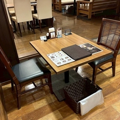 このお席は、お1人様でも2名様でも心地よく過ごせるスペースが魅力です。心地よい雰囲気なので、デートやちょっとした休憩にピッタリです♪ 一人の時間を楽しむのも、特別な相手と過ごすのもOKです！