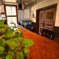 お一人様やデートなどに人気なカウンター席。お料理やワインのご説明をより丁寧にできるのも魅力のひとつ。女性二人組にも人気です。