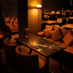 【~5名様向けソファー席◎】ゆったりと寛げる広々としたソファー席は、女子会や合コン、大切な接待など、あらゆるシーンに華を添える特等席です。居心地の良さを追求したお席は会話をさらに弾ませます。リラックスできる上質な空間で日常の喧騒を忘れ、至福のひとときを心ゆくまでお過ごしください。