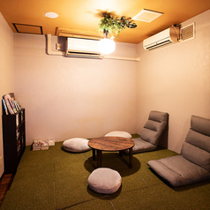 お座敷席は5名様までご利用いただけます。ご友人同士や会社の同僚など、ちょっとしたお集まりにぴったりなスペースで、シーシャを囲み賑やかに過ごすこともできます。