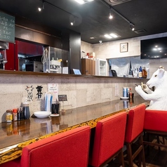 活気溢れるオープンキッチンに面したカウンター席。スタッフとの会話を楽しみながら、お料理の臨場感を間近で感じられます。お一人様でふらっと立ち寄りたい方や、カップルでの気軽なご利用に最適で、特別な時間を演出します。