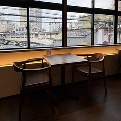 2名様用のお席もご用意。浮島通りで気軽にお連れ様とイタリアンで乾杯できるお店です。