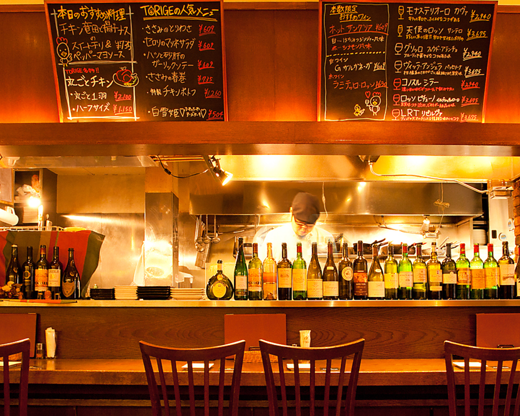 落ち着いた雰囲気で、カウンターも完備。おひとり様もお気軽にどうぞ！