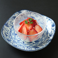 料理メニュー写真 クリームチーズの白和え 苺包み(季節)
