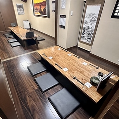 掘りごたつの個室は25名様以上のご利用も可能です！歓送迎会、決起会、誕生日会、同窓会など大人数での宴会も予約受け付けています♪※写真は約14名でご利用の際の掘りごたつ個室席です。※貸切の際は他のお客様のご予約状況により、お席をお用意できない場合がありますので、早めのご予約をお願いいたします。