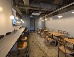 神戸の街角に、ひっそりと佇む大正時代の窓。それは百年前の大正時代、まだ神戸が異国の香りに満ちていた頃に造られた本物の扉です。この扉を開けた瞬間、現代の喧騒は遠のき、古いヨーロッパの家具に囲まれた「時代を旅する食卓」へと足を踏み入れます。