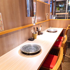 静かに雰囲気を楽しんで頂けるカウンター席もございます。お食事やお酒をお楽しみ頂けますので是非ご利用ください。おひとり様でも、お気軽にご来店頂けます。