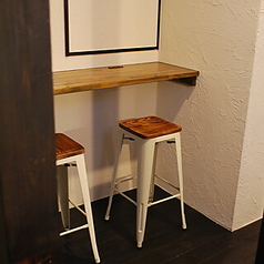 お一人様でもご利用しやすいカウンター席。【コンセント・漫画完備】※カフェスペースは2階にございます。階段のみのご案内となりますので、ご来店の際はお足元にお気をつけてお越しください。 