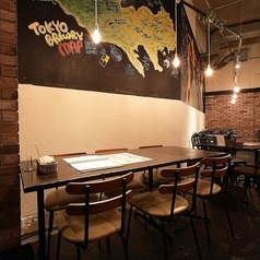 店内には、ゆったり座れるテーブル席が7卓ございます。気の合う仲間との飲み会やご友人との食事会に最適です。着席時最大40名様、立食時最大50名様までの大人数での各種ご宴会にも対応可能！半個室もご用意できますので、ご予約の際にお気軽にご相談ください。