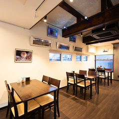 【テーブル席 4名様×3】広めのテーブル席は、ご友人とのランチやティータイムはもちろん、ビジネスの商談や打ち合わせにもご利用いただけます◎ゆったりとした配置なので、落ち着いて会話やお食事を楽しみたい時に最適です。美味しい珈琲を片手に、リラックスした空間で充実した時間をお過ごしください♪