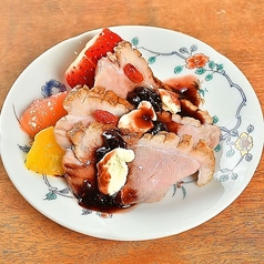 季節のフルーツと鴨肉 クリームチーズと黒酢ベリー