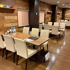 4名様から6名様で楽しく過ごすのにぴったりな配置です。小上がり席になっているので友達や仲間とわいわい盛り上がれますよ♪また隣の席と連結すれば、最大18名様の大人数でも楽しめるのが魅力です！