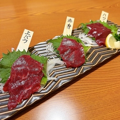 九州肥育の国産馬刺しや九州産うなぎなどご当地もの多数の写真