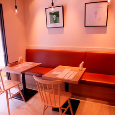 ゆったりとしたテーブル配置。