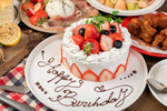 当店のシェフが作る特製ケーキ付コースは3500円（税抜）！お誕生日や記念日にどうぞ♪