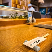 白木をいかした数寄屋風のカウンター席。今日の特選素材と、板場とのコミュニケーションをお楽しみください