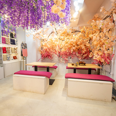 【気軽に座れるテーブル席】最寄り駅から徒歩圏内にあり、お買い物帰りなど日常の場面でお立ち寄りいただけます◎