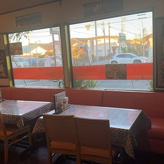 ほどよい距離感で食事を楽しめる2名用テーブル席は、デートや友人同士の気軽な利用にぴったり。コンパクトながらも落ち着いた雰囲気で、周囲を気にせずゆっくり会話ができます。少人数でのランチやディナーにも人気の席です。