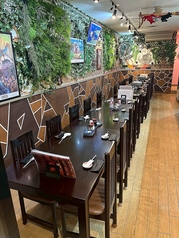 落ち着いた雰囲気のテーブル席は、友人や家族との食事に最適です。ゆったりとしたスペースで、料理を楽しむことができるため、特別な時間を過ごせます！さまざまなシーンでご利用いただけますので、ぜひお越しください！