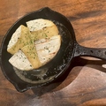 料理メニュー写真&nbsp;【揚物/焼物/定番の一品】まるごとカマンベールチーズ はちみつMIX