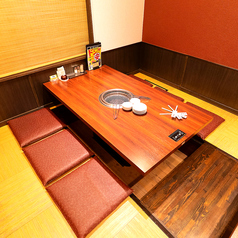 【大小さまざまなお席をご用意】店内は温かみのある明かりで雰囲気抜群♪気の合うお友達との飲み会や女子会などに是非ご利用ください。お席は人数に合わせてご用意できます。ご相談ください!皆さまのご来店を心よりお待ちしております。