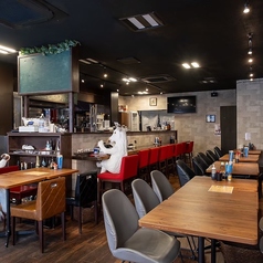 店内は20名様から最大50名様まで貸切が可能です。旅行での団体利用や、会社の懇親会、友人との大規模な宴会など、様々なシーンでご利用いただけます。宮古島の恵みを堪能できるリーズナブルなメニューと、明るくカジュアルな空間で特別な時間をお楽しみください。