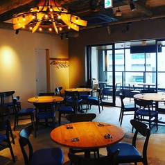 広々とした丸テーブル！2名から4名様までご利用いただけます！横浜店では少人数でゆっくり楽しめる個室をご用意。デート利用に最適なカップル個室席や、合コン・誕生日会などでの使い方も可能です。横浜で飲み会・宴会・女子会・貸切 合コンをお考えならぜひカステリーナ横浜店へ！