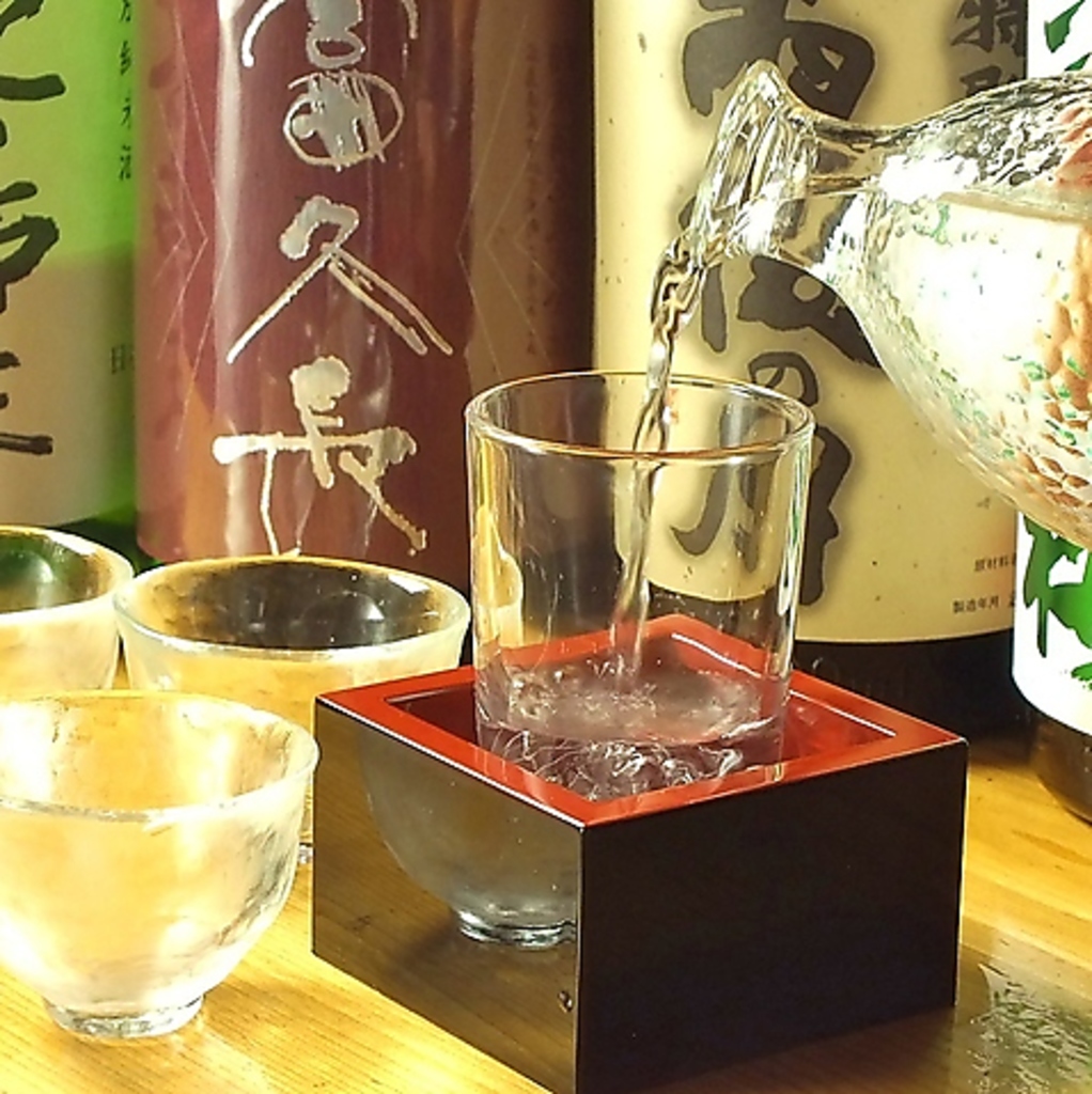 厳選した地酒を豊富にご用意。キレ良い辛口「雨後の月」や淡麗辛口「亀齢」など、お料理に合わせて。