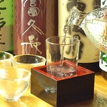 厳選した地酒を豊富にご用意。キレ良い辛口「雨後の月」や淡麗辛口「亀齢」など、お料理に合わせて。