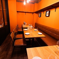 落ち着いた照明に照らされてムーディーな空間で、普段使いから特別な日まで様々なシーンでご活用いただけます。