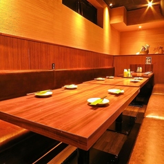 お仕事帰りにお立ち寄りやすいカウンター席をご用意しておりますので、お一人様でも気兼ねなくご利用いただけます。コースだけでなく、単品料理や単品飲み放題も豊富にご用意しておりますので、ちょい飲みやお食事にも最適です◎